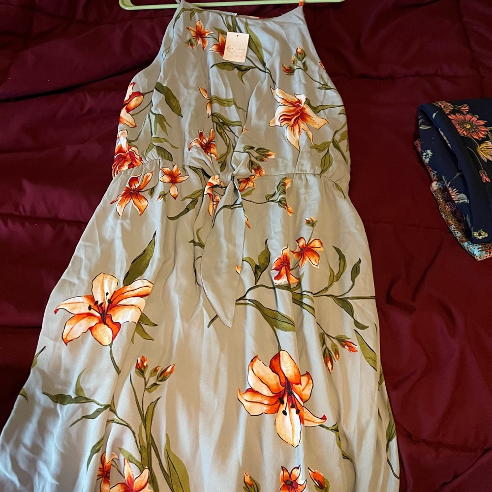 A dress with tags still on it also has pockets.